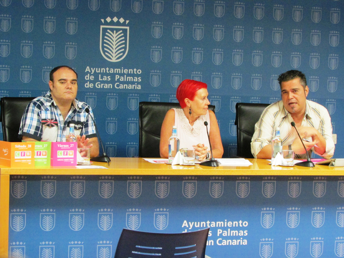 El presidente de la asociación, Aberto Robaina, la concejal de Cultura María Isabel García Bolta y el diseñador y coordinador, Alberto Pérez, en la presentación de la pasarela. LPACarnaval.com